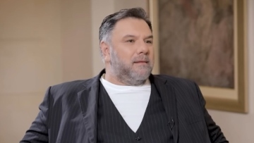 Γρηγόρης Αρναούτογλου: Ήμουν τόσο θρησκόληπτος που δεν έκανα σεξ κάθε Τετάρτη και Παρασκευή
