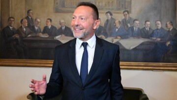 Tελετή προς τιμήν του Γιάννη Στουρνάρα σήμερα στο Πανεπιστήμιο Αθηνών – Θα του επιδοθεί ειδικός τόμος