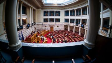 Live η μάχη στη Βουλή - Απορρίφθηκαν οι ενστάσεις αντισυνταγματικότητας για την τροπολογία του Αγνωστου Στρατιώτη
