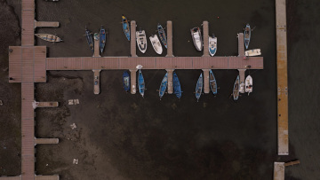 Επιστήμονες προειδοποιούν ότι η Μικρή Πρέσπα συρρικνώνεται, κινδυνεύουν και οι πελεκάνοι - Δείτε φωτογραφίες από drone