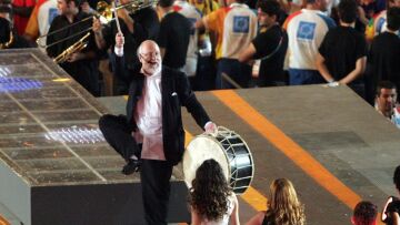 Βίντεο: Ο Διονύσης Σαββόπουλος στην τελετή λήξης των Ολυμπιακών Αγώνων το 2004