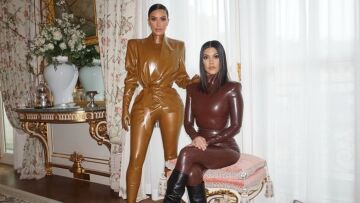 Η Κιμ Καρντάσιαν έκλεισε τα 45 - Οι φωτογραφίες από το παρελθόν με την αδερφή της, Κόρτνεϊ