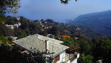 
Το χωριό-ησυχαστήριο του Πηλίου που αγάπησε ο Διονύσης Σαββόπουλος 