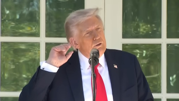 Ο ήχος από την ανακαίνιση του Λευκού Οίκου είναι «μουσική στα αυτιά μου», λέει ο Τραμπ παρά τις επικρίσεις που δέχεται