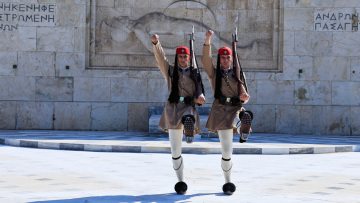 Υπουργείο Εθνικής Άμυνας: Θα αναθέσουμε σε εταιρεία καθαρισμού τον χώρο του Άγνωστου Στρατιώτη, για όσο χρόνο απαιτηθεί