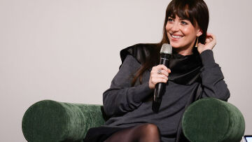 Dakota Johnson: Η ιστορία πίσω από το όνομά της, όπως την είχε αποκαλύψει η μητέρα της το 1992 (βίντεο)