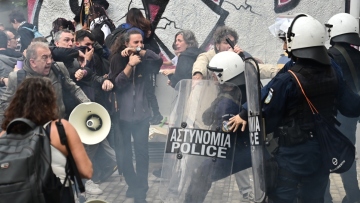 Επεισόδια με κρότου λάμψης και χημικά στην Πρωτοβάθμια Διεύθυνση Εκπαίδευσης στο Μεταξουργείο, δείτε βίντεο