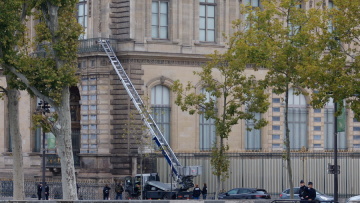 «Όταν πρέπει να κινηθείς γρήγορα»: Εταιρεία με γερανούς γίνεται viral με την χιουμοριστική διαφήμισή της μετά την ληστεία στο Λούβρο