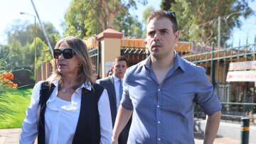 «Ο πατέρας μου ήταν ξυλοκοπημένος ακόμα και στο πρόσωπο, η στολή του ήταν άθικτη» - Η κατάθεση του γιου του Βαλυράκη