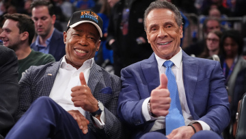 Υπέρ του Κουόμο για τον δήμο της Νέας Υόρκης ο Άνταμς – Κοινό μέτωπο κατά του Μαμντάνι
