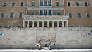 Χαρτοπόλεμος ανακοινώσεων Δένδια και Δούκα μετά το τετ-α-τετ για το ποιος έχει την αρμοδιότητα της καθαριότητας του Άγνωστου Στρατιώτη
