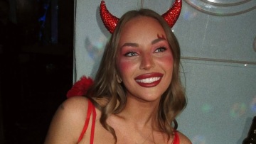 Διαβολάκι η Ανδρομάχη για τα γενέθλιά της, ματωμένη νύφη η Γαρυφαλλιά Καληφώνη - Δείτε φωτογραφίες