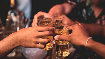 Πάνω από 24.000 έλεγχοι σε νυχτερινά μαγαζιά και 140 δικογραφίες σε τρεις μήνες - 350 ανήλικοι έχουν βρεθεί στα νοσοκομεία της Αττικής από κατανάλωση αλκοόλ