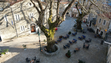 5 γραφικές πλατείες για καφέ σε ελληνικούς προορισμούς
