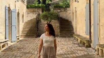 Θα αφήνατε το ChatGPT ν' αποφασίσει σε ποια πόλη θα ζήσετε; Η Τζούλι Νις το έκανε, και βρέθηκε από το Τέξας σε μια μικρή γαλλική πόλη - Δείτε βίντεο