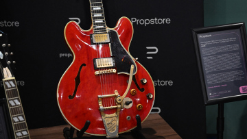 Η σπασμένη κιθάρα του Νόελ Γκάλαχερ των Oasis πουλήθηκε για 332.000 ευρώ