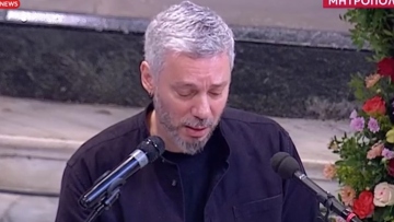 Δάκρυσε ο Αλκίνοος Ιωαννίδης στον επικήδειο για τον Σαββόπουλο: Μου είπαν ότι καταργείς το πένθος, τότε εγώ για ποιον κλαίω;