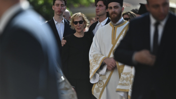 Συντετριμμένη η σύζυγος του Σαββόπουλου, Άσπα με τα παιδιά και τα εγγόνια τους στην εξόδιο ακολουθία - Βίντεο και φωτογραφίες
