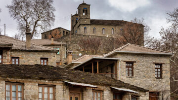 Πέτρινα αρχοντικά μέσα σε πυκνό δρυοδάσος σε ένα χωριό-κόσμημα της Ηπείρου
