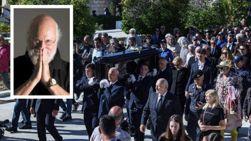 Διονύσης Σαββόπουλος: Μελωδίες και χειροκροτήματα στο τελευταίο «αντίο» - Ένας αποχαιρετισμός σαν τις «γιορτές» που τόσο αγαπούσε - Βίντεο και φωτογραφίες