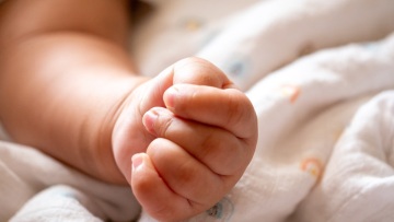 Σε σταθερή κατάσταση το βρέφος που κάηκε από λάδι - Έγιναν όλα σε χρόνο μηδέν, λέει η γιαγιά του