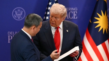 Μαλαισία: Ο Τραμπ συνυπογράφει συμφωνία κατάπαυσης πυρός μεταξύ της Καμπότζης και της Ταϊλάνδης