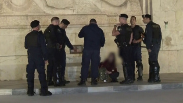 Απομάκρυναν γυναίκα που είχε καθίσει στο Μνημείο του Αγνώστου Στρατιώτη - Δείτε βίντεο