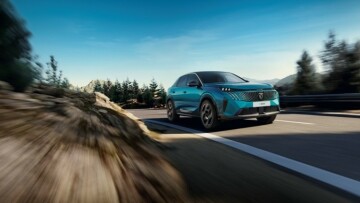 Στην Ελλάδα το νέο Peugeot E-3008 των 325 ίππων