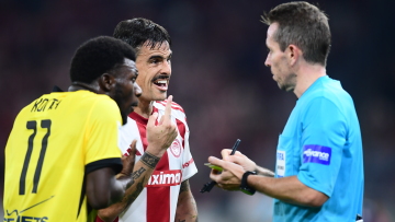 Αιχμές Παντελή Θαλασσινού για τη διαιτησία του Ολυμπιακός - ΑΕΚ: «Χαρίστηκε κόκκινη στον Γκαρθία και κίτρινη στον Έσε»