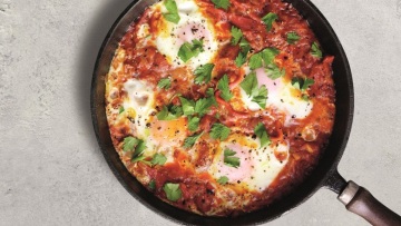 Αυγά σε σάλτσα ντομάτας με φέτα