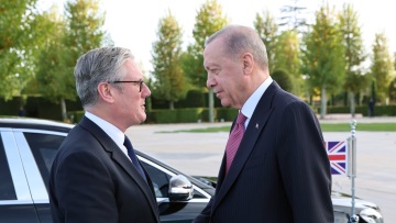 Στην Άγκυρα ο Στάρμερ, συναντάται με τον Ερντογάν - Έστειλε δύο Eurofighter στην Τουρκία πριν την άφιξή του, λέει βρετανικό μέσο