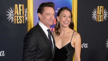 Ο Χιου Τζάκμαν και η Σάτον Φόστερ έκαναν την πρώτη δημόσια εμφάνισή τους ως ζευγάρι