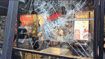 Θεσσαλονίκη: Άνδρας τα έκανε «γυαλιά - καρφιά» σε μαγαζί εστίασης - Τρομοκρατημένοι οι θαμώνες
