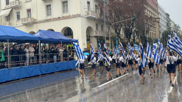 Υπό βροχή η μαθητική παρέλαση της 28ης Οκτωβρίου στη Θεσσαλονίκη - Δείτε βίντεο και φωτογραφίες