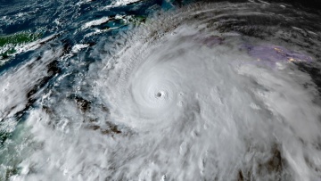Με ανέμους 280χλμ./ώρα φτάνει στην Τζαμάικα ο τυφώνας Μελίσσα - Το απόκοσμο βίντεο από το μάτι της ισχυρότερης καταιγίδας του 2025, δείτε live