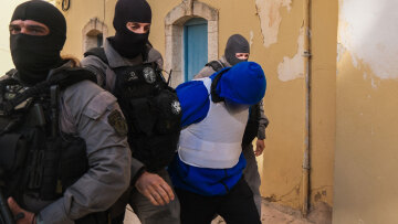 Με αλεξίσφαιρο στον εισαγγελέα ο 23χρονος από το ματωμένο γλέντι στην Κρήτη - Ποιος είναι ο βασικός ισχυρισμός του