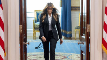 «Δεν είναι δικό μου πρότζεκτ» - Αποστάσεις από τη Μελάνια μετά την κατεδάφιση της ανατολικής πτέρυγας του Λευκού Οίκου από τον Τραμπ