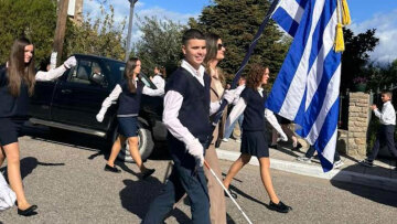 Συγκίνηση για τον τυφλό σημαιοφόρο στη μαθητική παρέλαση της 28ης Οκτωβρίου στη Γαβαλού Αγρινίου - Δείτε βίντεο 