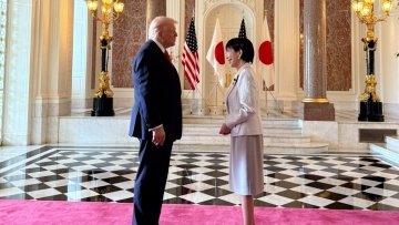 Σε εγκάρδιο κλίμα η συνάντηση του Τραμπ με την πρώτη γυναίκα πρωθυπουργό της Ιαπωνίας - Βίντεο