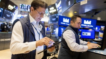 Σενάρια αποκάλυψης για την AI και ο φόβος ενός «Μαύρου Κύκνου» οδήγησαν σε βουτιά τη Wall Street