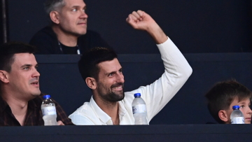 Ολυμπιακός: Χειροκροτήθηκε και τραγούδησε συνθήματα  στο ΣΕΦ ο Τζόκοβιτς - Βίντεο 