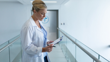 Έκθεση ΟΟΣΑ για την Ελλάδα: Ψηλά σε ιατρούς, χαμηλά σε νοσηλευτές και περίθαλψη