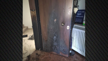 Επίθεση στο πολιτικό γραφείο του υφυπουργού Εξωτερικών Χάρη Θεοχάρη - Πέταξαν μολότοφ στην πόρτα, δείτε φωτογραφίες  