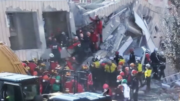 Τραγωδία στην Κωνσταντινούπολη: Δύο αδελφάκια ανασύρθηκαν νεκρά από τα συντρίμμια του επταώροφου κτιρίου που κατέρρευσε