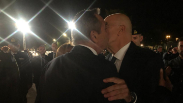 Τα φιλιά και ο διάλογος Δένδια με τον Καμμένο: Δεν σε γνώρισα - Μετά το κτήριο, άλλαξα κι εγώ