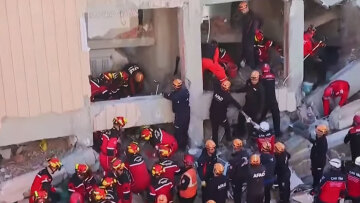 Αγωνία για οικογένεια με τρία παιδιά που εγκλωβίστηκε στα συντρίμμια του επταώροφου κτιρίου κοντά στην Κωνσταντινούπολη