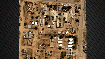 Η σφαγή με τους 2.000 νεκρούς στο Σουδάν είναι ορατή από το Διάστημα – Σωροί με νεκρούς πάνω στην άμμο