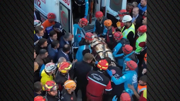 Κωνσταντινούπολη: Καρέ καρέ η διάσωση της 18χρονης Ντιλάρα από τα συντρίμμια της πολυκατοικίας - Νεκρά τα δύο αδελφάκια της