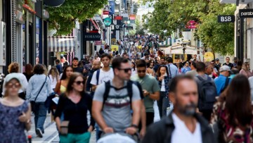 Δημογραφικό και αγορά εργασίας: Η πρόταση να εγκατασταθούν 700.000 μετανάστες έως το 2050

