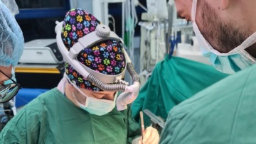 Για πρώτη φορά γυναίκα γιατρός έκανε μεταμόσχευση ήπατος στην Ελλάδα – Ποια είναι η Ελένη Καρακάση